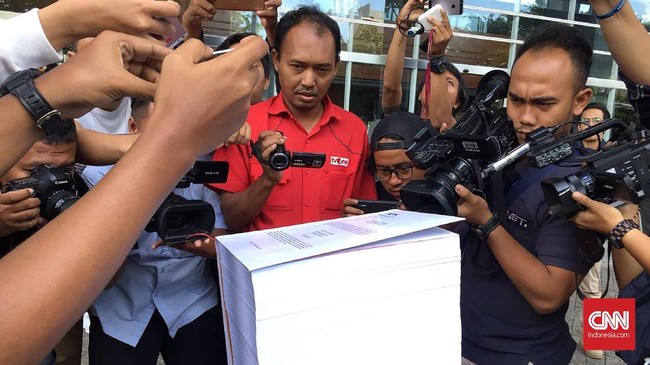 Berkas perkara Setnov yang dilimpahkan sangat banyak. Berkas perkara itu terdiri dari surat dakwaan, BAP tersangka dan saksi, serta barang bukti.