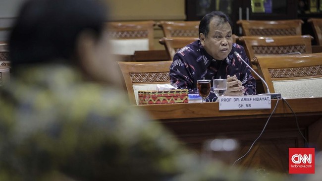 Arief Hidayat menepis tudingan lobi ke DPR agar terpilih kembali sebagai Hakim MK. Kehadirannya di DPR diklaim sudah direstui Dewan Etik MK.