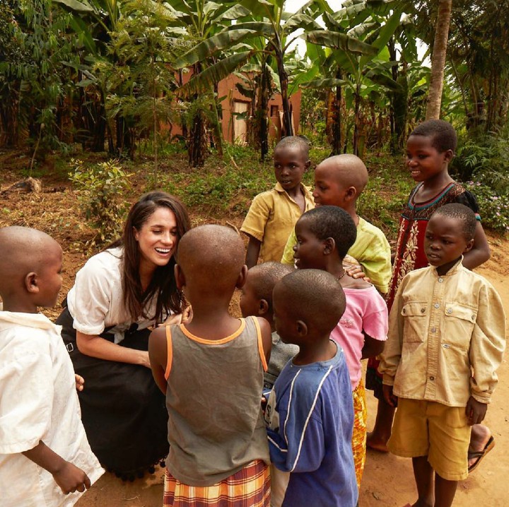 <div>Meghan juga nggak canggung ngajak ngobrol anak-anak di Rwanda. (Foto: Instagram/ @meghanmarkle)</div>