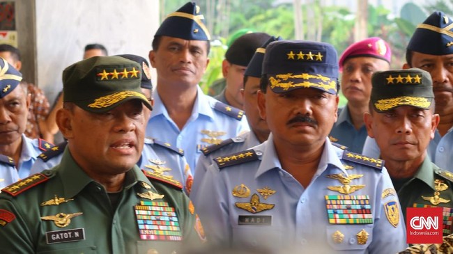 Panglima TNI Jenderal Gatot Nurmantyo mengantar KSAU Marsekal Hadi Tjahjanto ke Gedung DPR untuk mengikuti uji kelayakan di Komisi I, Rabu (6/12).
