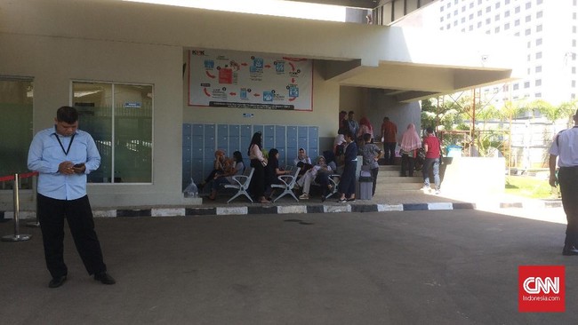 Deisti datang bersama anaknya yang masih duduk di bangku sekolah dasar. Mereka membawakan sekotak makanan untuk Setnov.