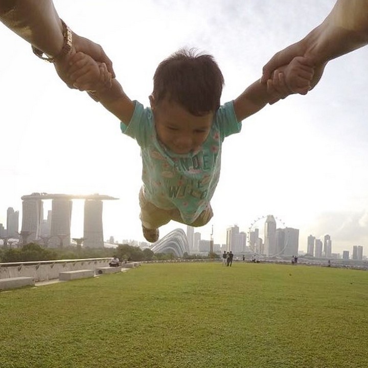 <p>"Aku 'terbang' dulu Ayah dan Bunda..." (Foto: Instagram/ @titi_kamall)</p>