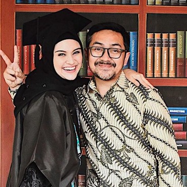 Kompaknya Zee Zee Shahab dan Suami yang Sama-sama Terjun ke Film