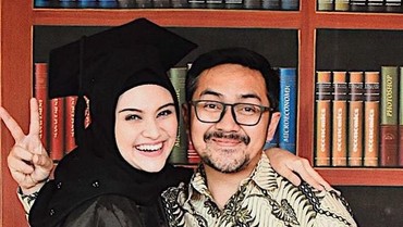 Kompaknya Zee Zee Shahab dan Suami yang Sama-sama Terjun ke Film
