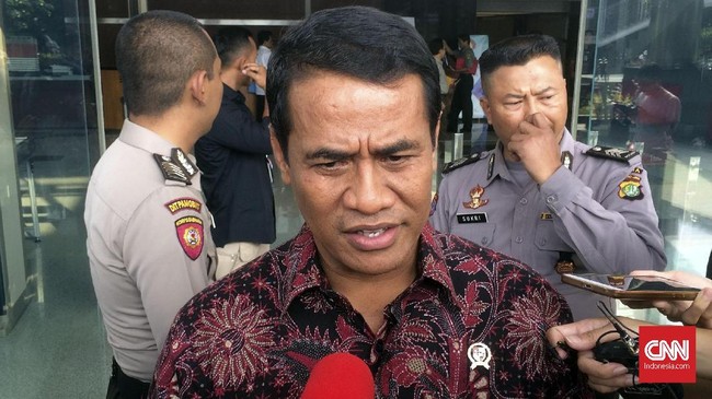 Menteri Pertanian Amran Sulaiman bercerita baru dikasih tahu Jokowi akan ditunjuk jadi menteri pertanian lagi pada Selasa (24/10) pukul 17.00.