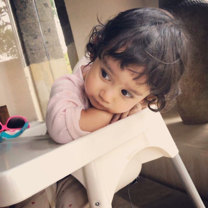 <p>Duh lagi lihat apa sih, Nak. Hi-hi-hi. (Foto: Instagram/carleteana)</p>