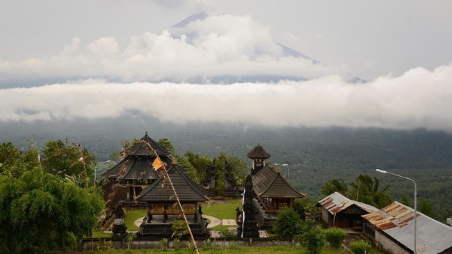 Peningkatan status awas Gunung Agung di Bali berdampak pada menurunnya aktivitas pariwisata di Pulau Dewata sehingga menimbulkan kerugian ekonomi Rp11 triliun.