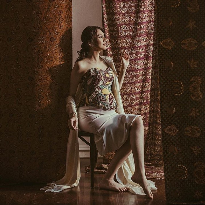 <p>Kalau dengan nuansa etnik begini, gimana, Bun? Masih tetap terlihat cantik dan mempesona, ya. Keren! (Foto: @setiobudikeefe/ @babyaxioo)</p>