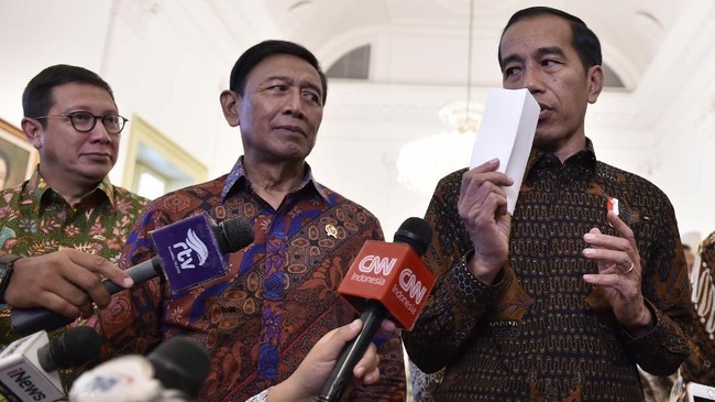 Wiranto mengatakan Jokowi memiliki hak prerogatif untuk menentukan tokoh cawapresnya sendiri. Wiranto pun mengaku tak ikut bursa cawapres Jokowi.