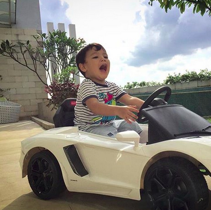 <p>Ngeeng...ngeeng. Juna mau nyetir mobil ah. (Foto: Instagram/ @titi_kamall)</p>