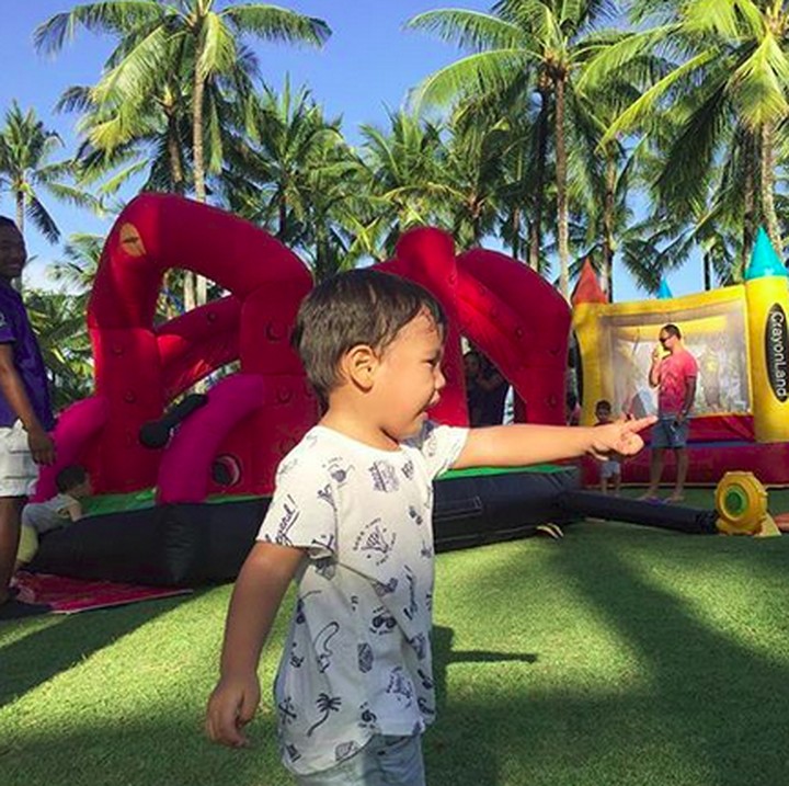 <p>Eh, Juna lagi nunjuk apa sih itu? (Foto: Instagram/ @titi_kamall)</p>