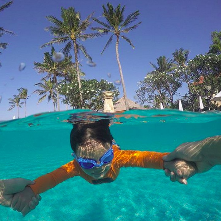 <p>Byur! Kakak Juna lagi belajar berenang nih. (Foto: Instagram/ @csugiono) (Foto: Instagram/ @titi_kamall)</p>
