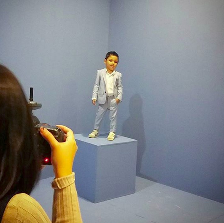 <p>Kecil-kecil, Juna udah jago berpose lho. (Foto: Instagram/ @titi_kamall)  </p>