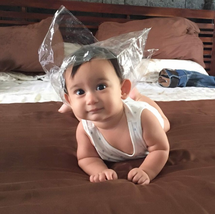 <p>Duh, ada-ada aja Carle, di kepalanya ada plastik. Hi-hi-hi. (Foto: Instagram/carleteana)</p>