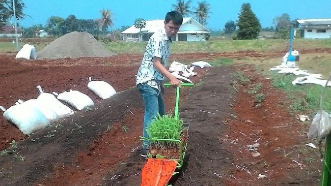 Teknologi di dunia pertanian makin canggih. Salah satunya adalah teknologi yang membuat kegiatan menanam benih jadi mudah dan cepat.