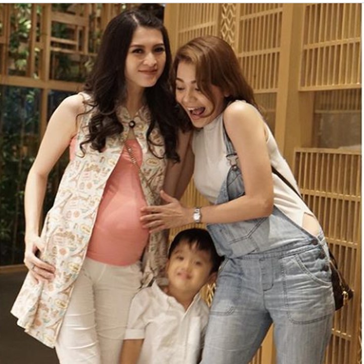 <p>Bumil cantik ketemu temannya. (Foto: Instagram @donitabhubiy)</p>