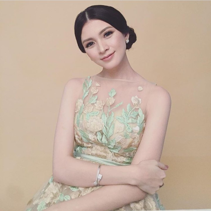 <p>Makin cantik dan berseri nih Bu Donita. (Foto: Instagram @donitabhubiy)</p>
