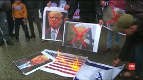 VIDEO: Aksi Warga Palestina Bakar Foto Trump dan Bendera AS
