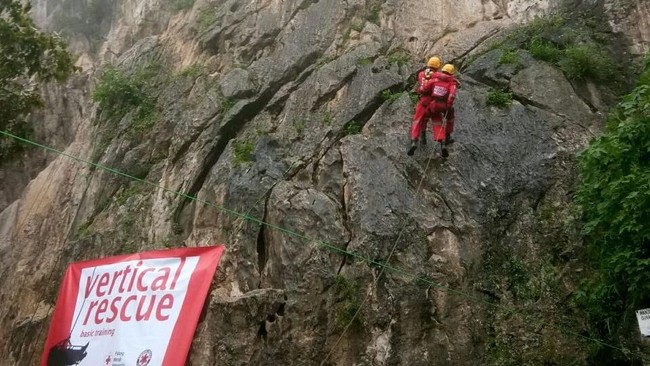 Mengevakuasi korban di dinding batu nan curam itu tak mudah. Relawan PMI mengikuti pelatihan untuk melakukan operasi penyelamatan seperti itu, baru-baru ini.