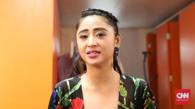 Dokter Paru Erlang Samoedro menjelaskan penyebab ruam kulit Dewi Perssik saat covid biasanya terjadi karena pasien memiliki alergi.