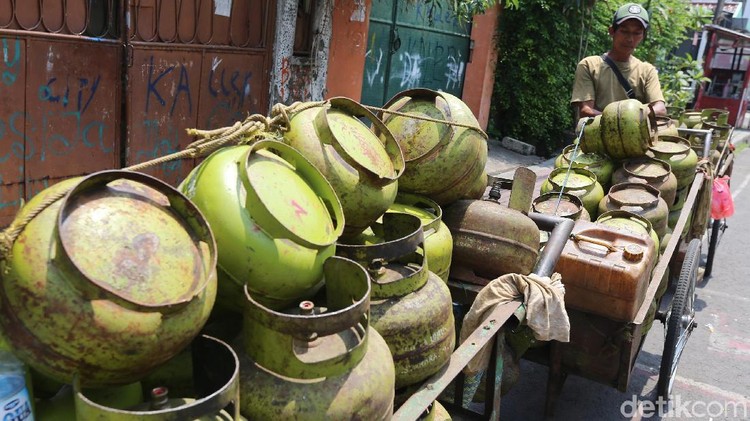 Harga gas elpiji 3 Kg naik menjadi Rp35 ribu. Tentu, kenaikan harga barang pokok ini kita perlu siasat kelola keuangan rumah tangga. Simak caranya di sini.