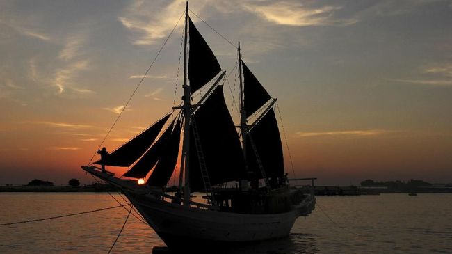 Jika punya kesempatan ke Labuan Bajo, jangan lupa menjajal wisata Kapal Pinisi yang telah lama menjadi kebanggaan Indonesia.
