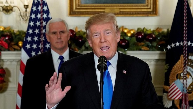 Legislator Partai Demokrat AS mengkritik Donald Trump karena tidak segera menjatuhkan sanksi kepada Rusia dan terlalu lembek kepada Vladimir Putin.