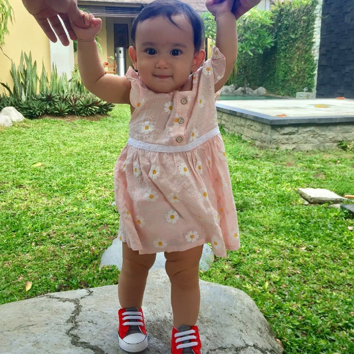 <p>Halo semua, aku udah bisa berdiri lho. (Foto: Instagram/carleteana)</p>