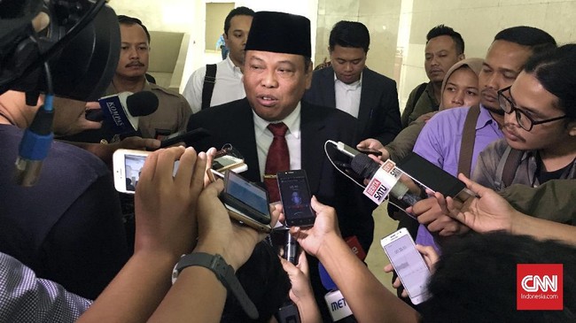Ketua MK Arief Hidayat didesak mundur dari jabatan karena tak mampu menjaga moral dan etika untuk mengemban amanah sebagai pemimpin hakim konstitusi.