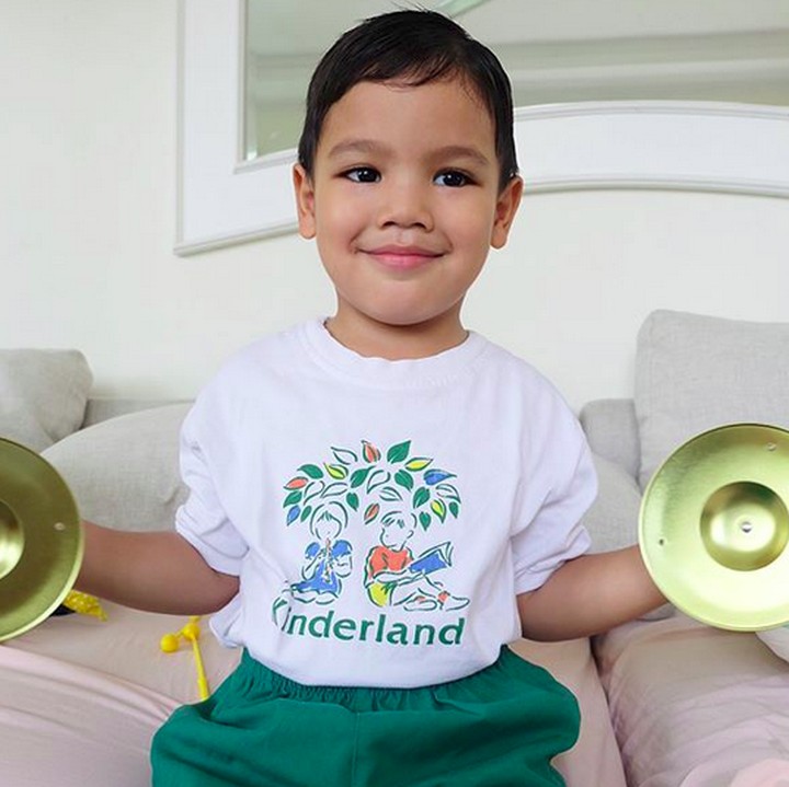 <p>Wah, kakak Juna juga suka main musik. (Foto: Instagram/ @titi_kamall)</p>