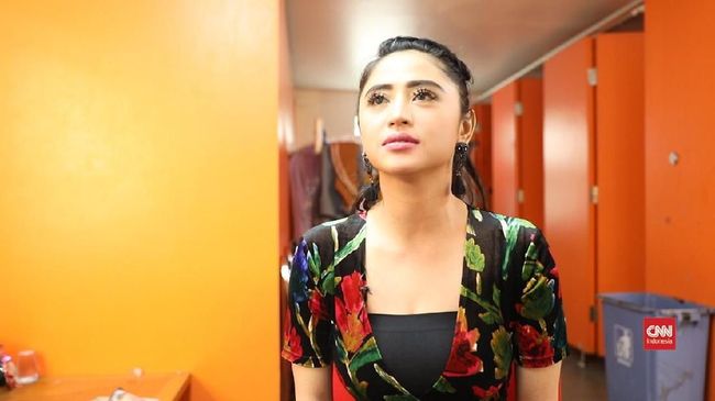 Digugat cerai oleh suaminya, Dewi Perssik berharap hubungannya dengan Angga Wijaya tetap baik-baik saja meski mereka berpisah.
