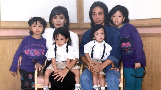 Di balik sosoknya yang nampak tenang dan manis, Chrisye ternyata pernah menjadi bagian dari ingar-bingar aktivitas anak gaul Jakarta era 70an.