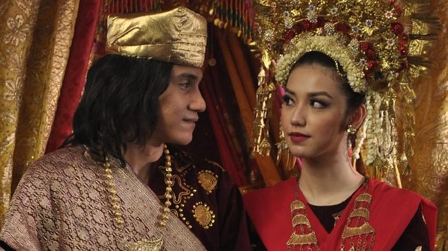 Bukan soal Chrisye sebagai musisi legenda Indonesia, film 'Chrisye' justru mengangkat sosok maestro yang tak percaya diri, galau, dan banyak pikiran.