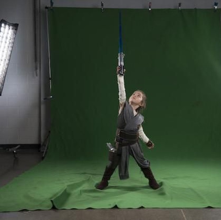 <div>Bermodal layar hijau, sesi foto keluarga Josh Rossi bisa mirip sama poster asli film Star Wars 'The Last Jedi'.</div><div> </div><div> </div>