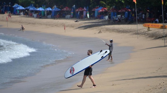 Koordinator DLHK Badung mengonfirmasi peristiwa turis asing yang surfing tergulung sampah di Pantai Batu Bolong, Bali.