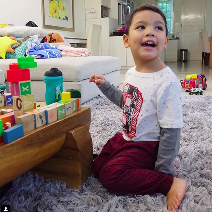 <p>Hmm, kira-kira Juna lagi main apa ya. Seru banget kelihatannya. (Foto: Instagram/ @titi_kamall)  </p>
