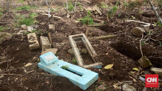 Pembangunan bandara internasional di Kulon Progo, Yogyakarta membuat petani kehilangan tempat tinggalnya. Tak hanya tempat tinggal, kuburan pun digusur untuk proyek tersebut.