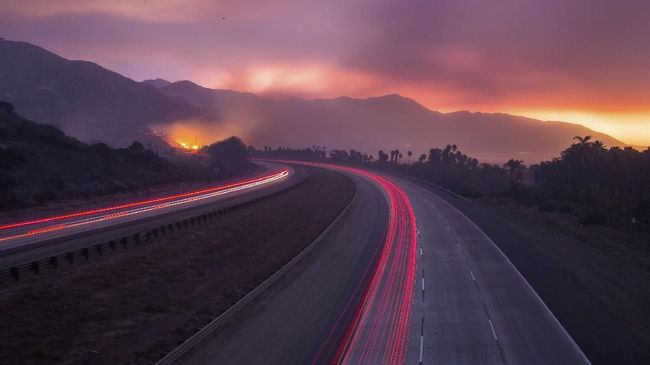 Pan-American Highway adalah jalan membentang yang menghubungkan beberapa negara di Amerika, dari Teluk Prudhoe, Alaska, hingga Ushuaia, Argentina.