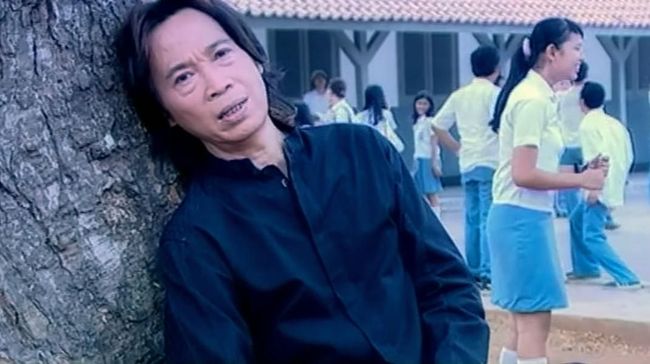 Kesuksesan Chrisye sebagai penyanyi diraih dengan bantuan barisan musisi bertalenta yang mau menciptakan lagu dan menata musik untuknya.