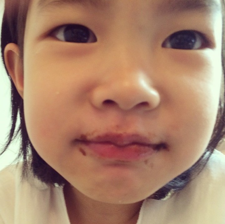 <p>Ya ampun, Nak, mulutnya penuh cokelat. Hi-hi. (Foto: Instagram/tabloisdad)</p>