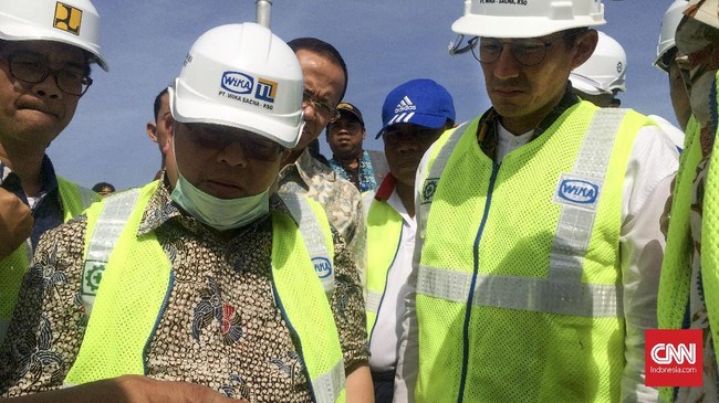 Dua perusahaan yang ditugaskan membangun tanggul laut di Jakarta Utara belum bisa membangun karena tidak memiliki payung hukum pembangunan tanggul.