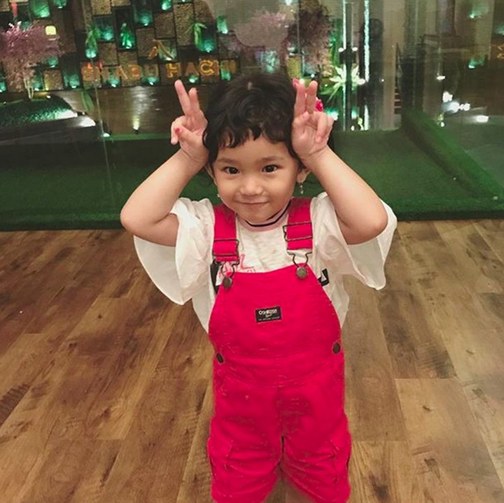 <p>Lucu banget gayanya Bilqis! Lagi pura-pura jadi apa ya? He-he-he. (Foto: Instagram/ @ayutingting92)  </p>