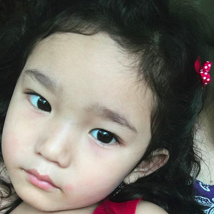 <p>Lagi bengong, Bilqis tetap aja lucu. (Foto: Instagram/ @ayutingting92)</p>