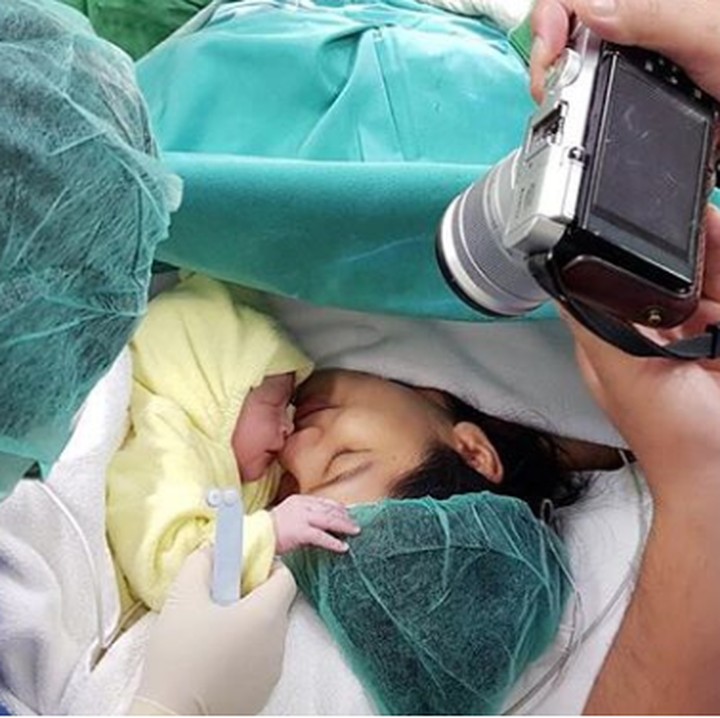 <p>Halo, bayi mungil yang baru lahir ini adalah putra dari pasangan selebriti Titi Kamal dan Christian Sugiono. Bayi ini lahir pada 7 Desember 2017. (Foto: Instagram @titi_kamal)</p>