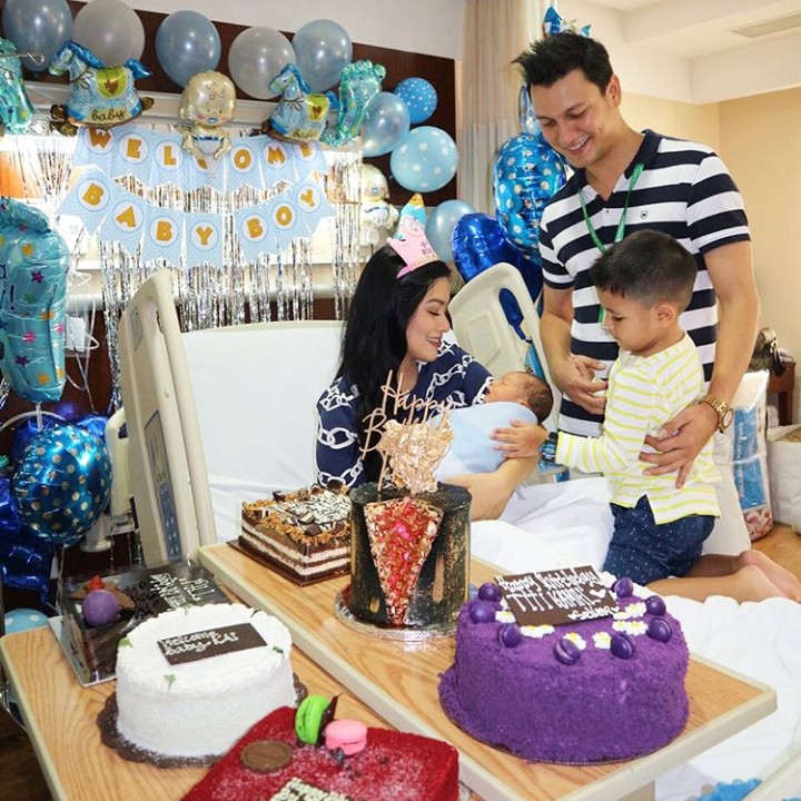 <p>Uniknya, Kai lahir tepat di hari ulang tahun sang bunda lho. Senang banget Bunda Titi dapat kado yang indah banget. (Foto: Instagram @titi_kamal)</p>