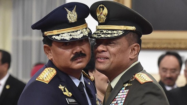 Charles Honoris berharap pembatalan mutasi 16 perwira tinggi di lingkungan TNI tidak dimanfaatkan untuk mengadu domba Marsekal Hadi dengan Jenderal Gatot.