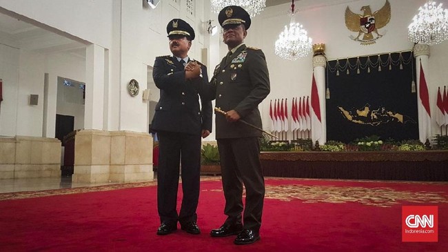 Jenderal Gatot Nurmantyo turut menghadiri pelantikan Marsekal Hadi Tjahjanto sebagai Panglima TNI. Gatot memberi selamat dan salam hormat kepada Hadi.