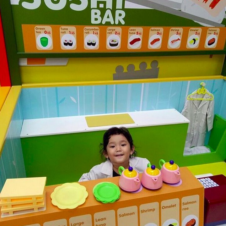 <p>Ayo, siapa yang mau beli sushi dagangannya Bilqis. (Foto: Instagram/ @ayutingting92)  </p>
