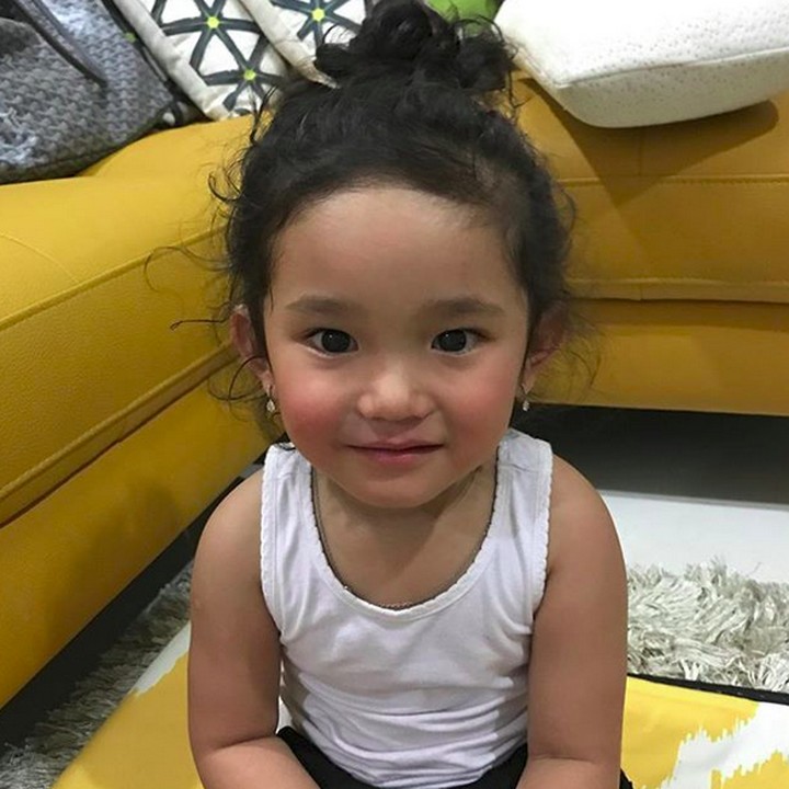<p>Wah, pipi Bilqis kemerahan lho. (Foto: Instagram/ @ayutingting92)</p>