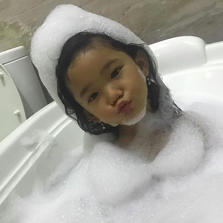 <p>Begini gaya Bilqis kalau lagi mandi. (Foto: Instagram/ @ayutingting92)</p>